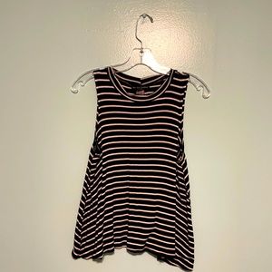 Sleeveless, round neck summer crop top